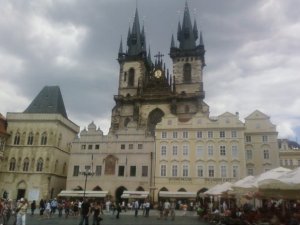 En Praga, ponen los edificios delante de las iglesias