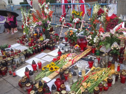 Flores por el fallecido presidente Kaczynski en Varsovia