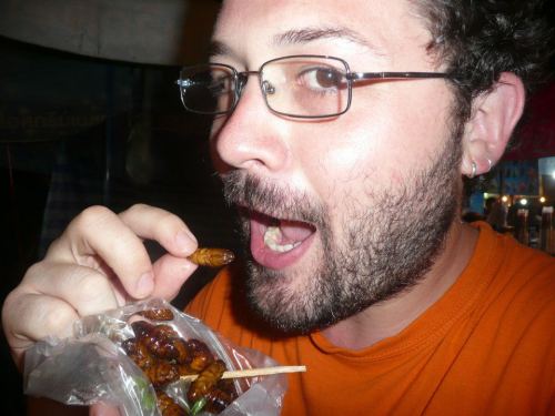 Comiendo insectos en Tailandia